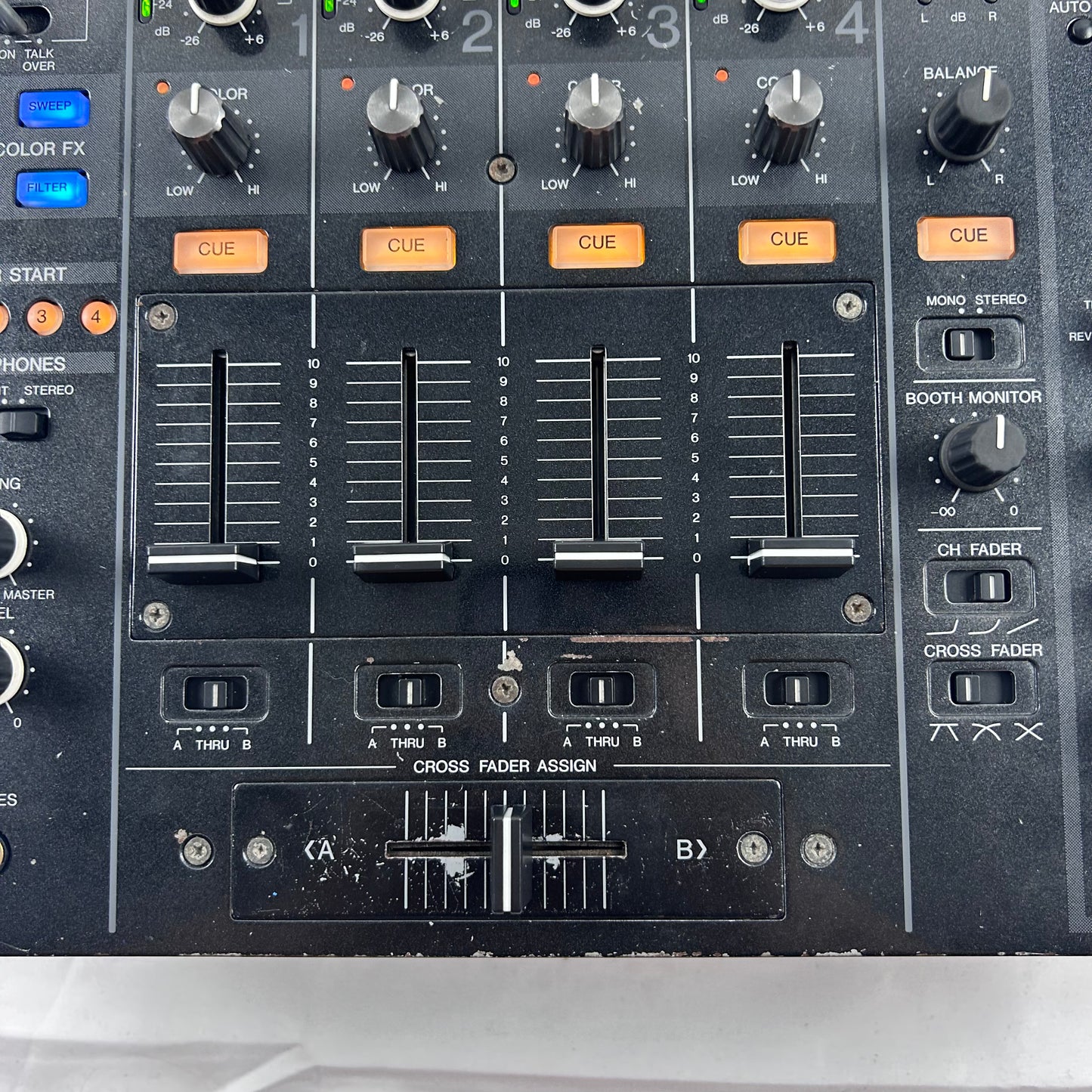 Pioneer DJ DJM 800 - Professional 4-Channel DJ Mixer