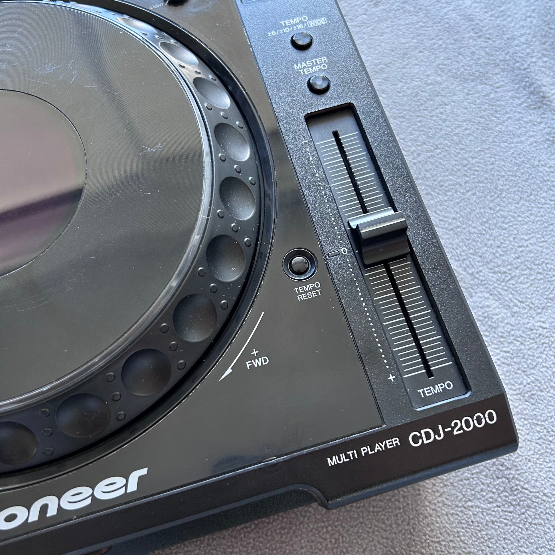 Pioneer CDJ 2000 — профессиональный DJ-медиаплеер — проигрыватель виниловых пластинок