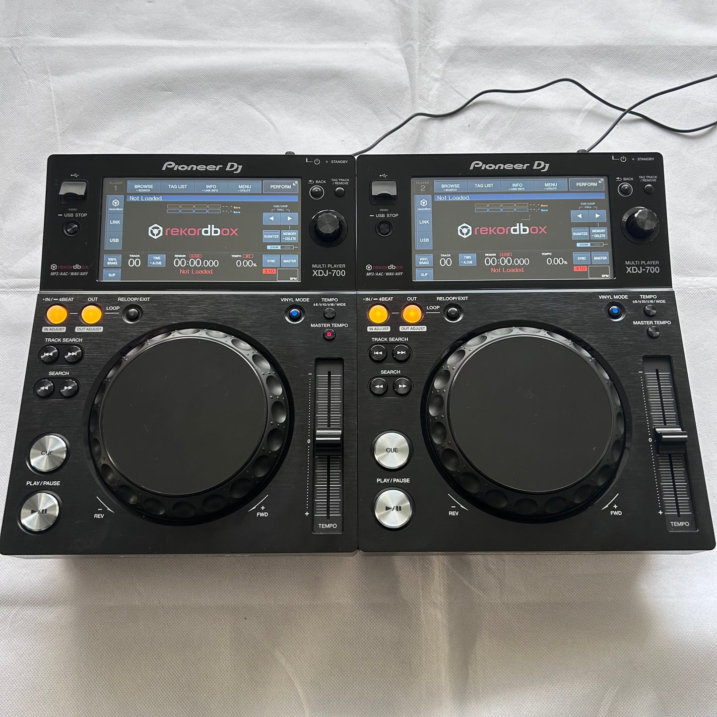 2x Pioneer XDJ 700