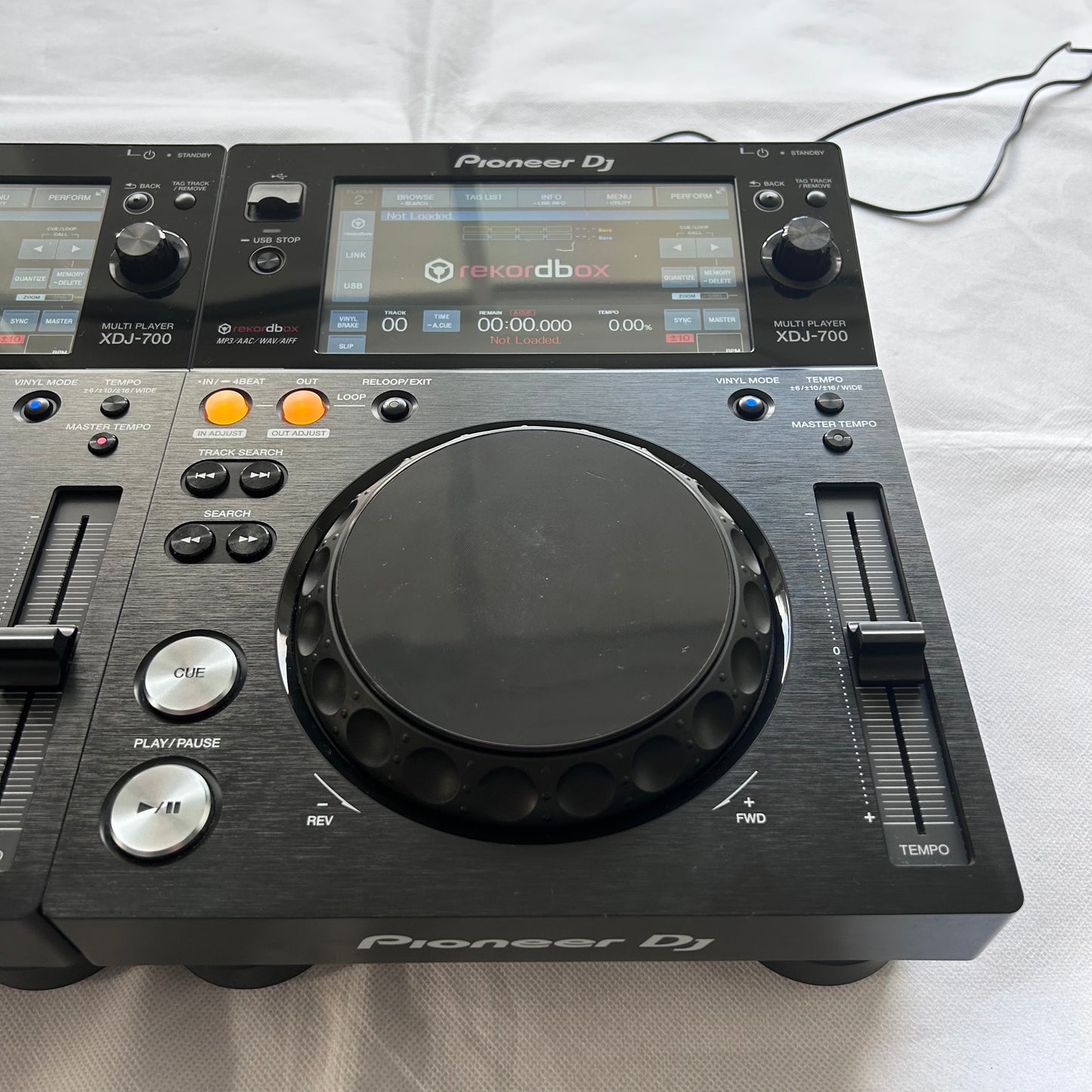 2x Pioneer XDJ 700