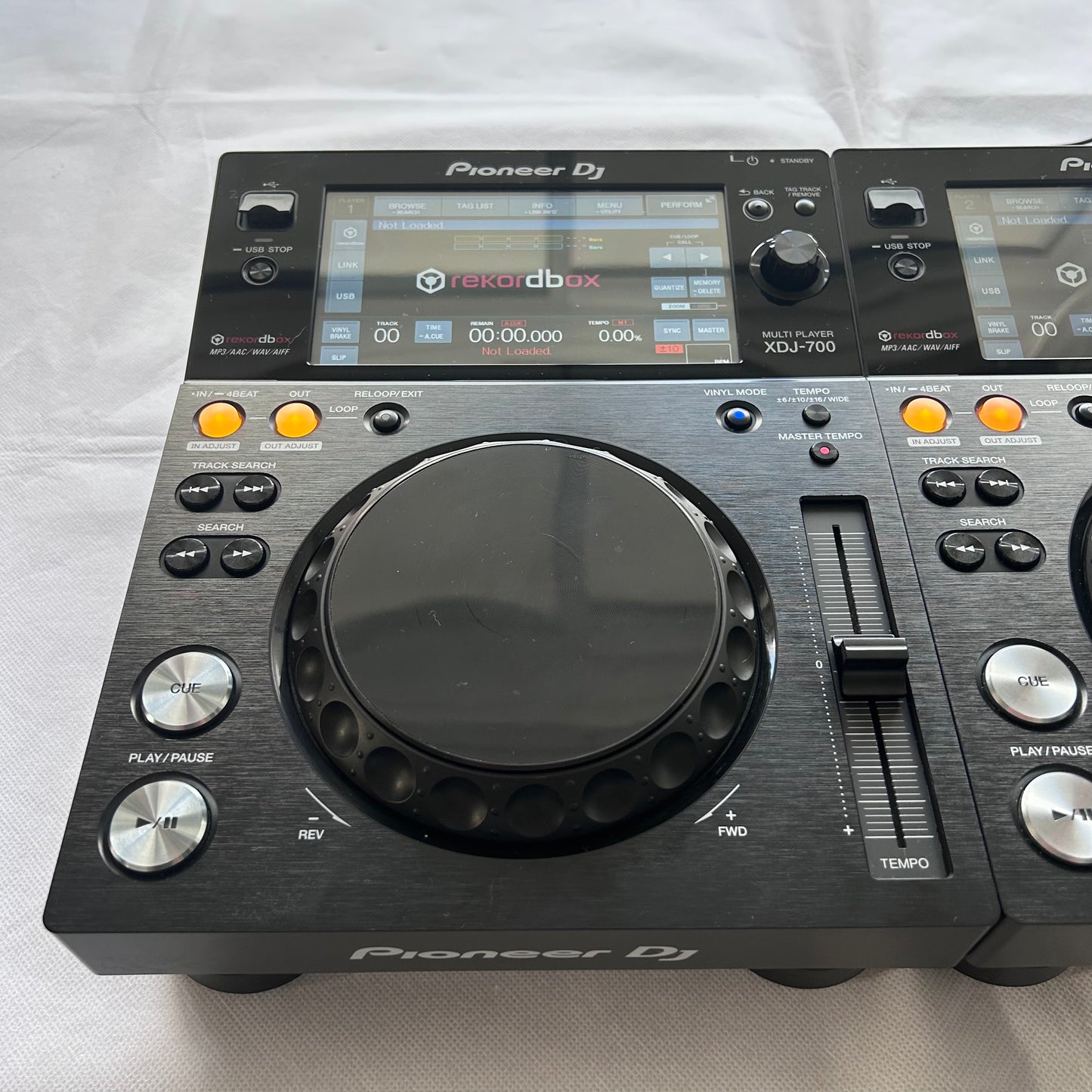 2x Pioneer XDJ 700