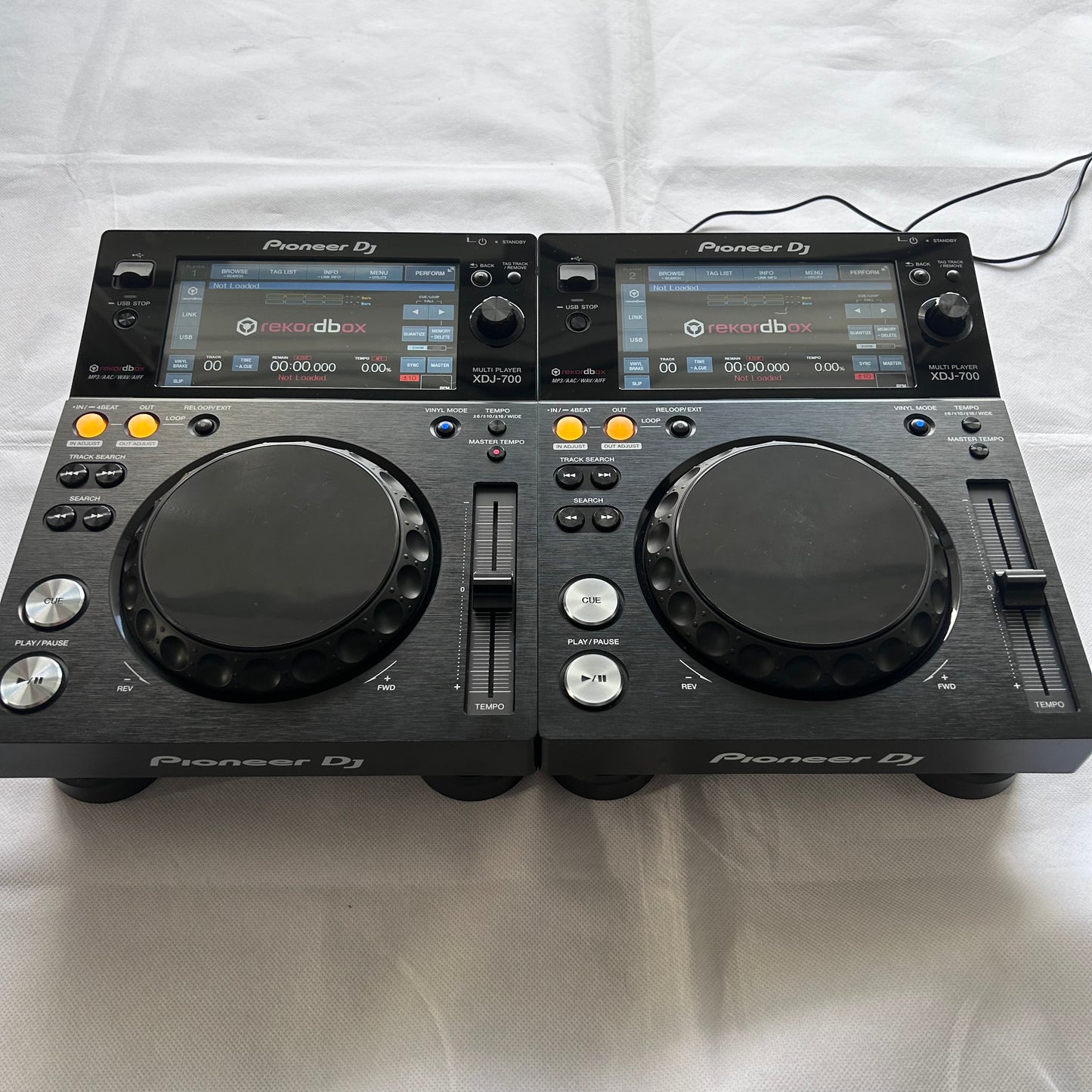 2x Pioneer XDJ 700