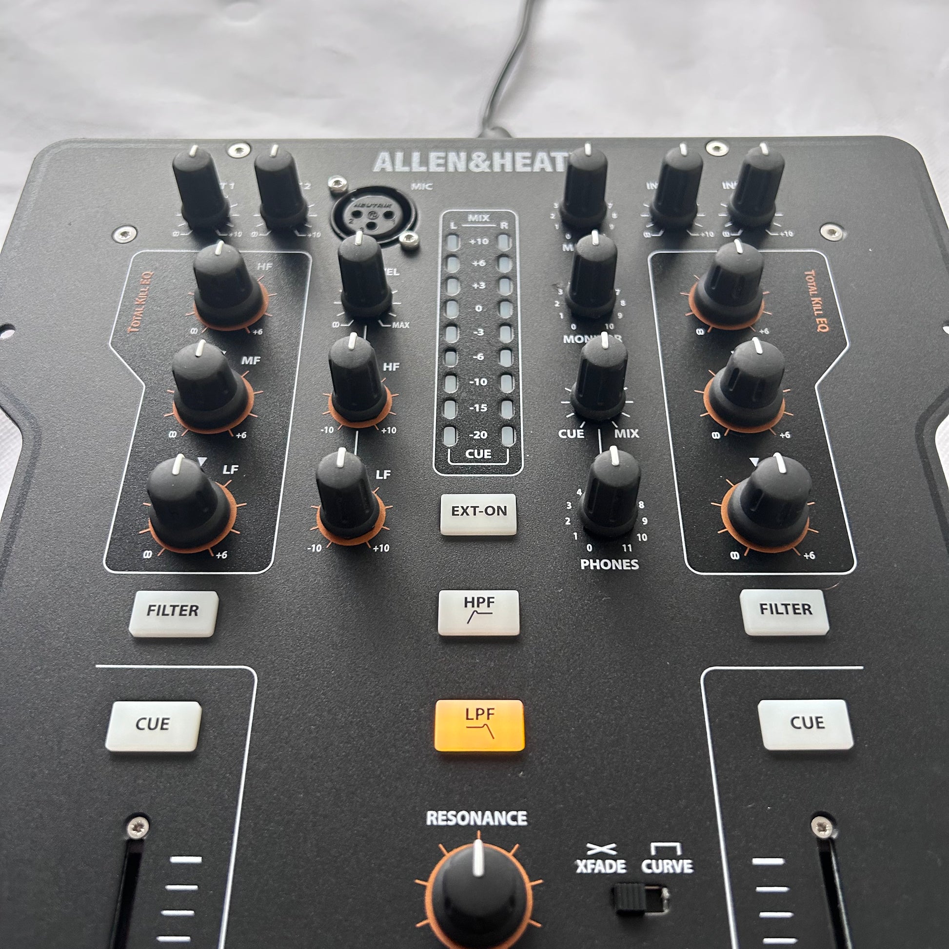 Allen & Heath XONE 23:C — 2-канальный DJ-микшер — Turntable Trader