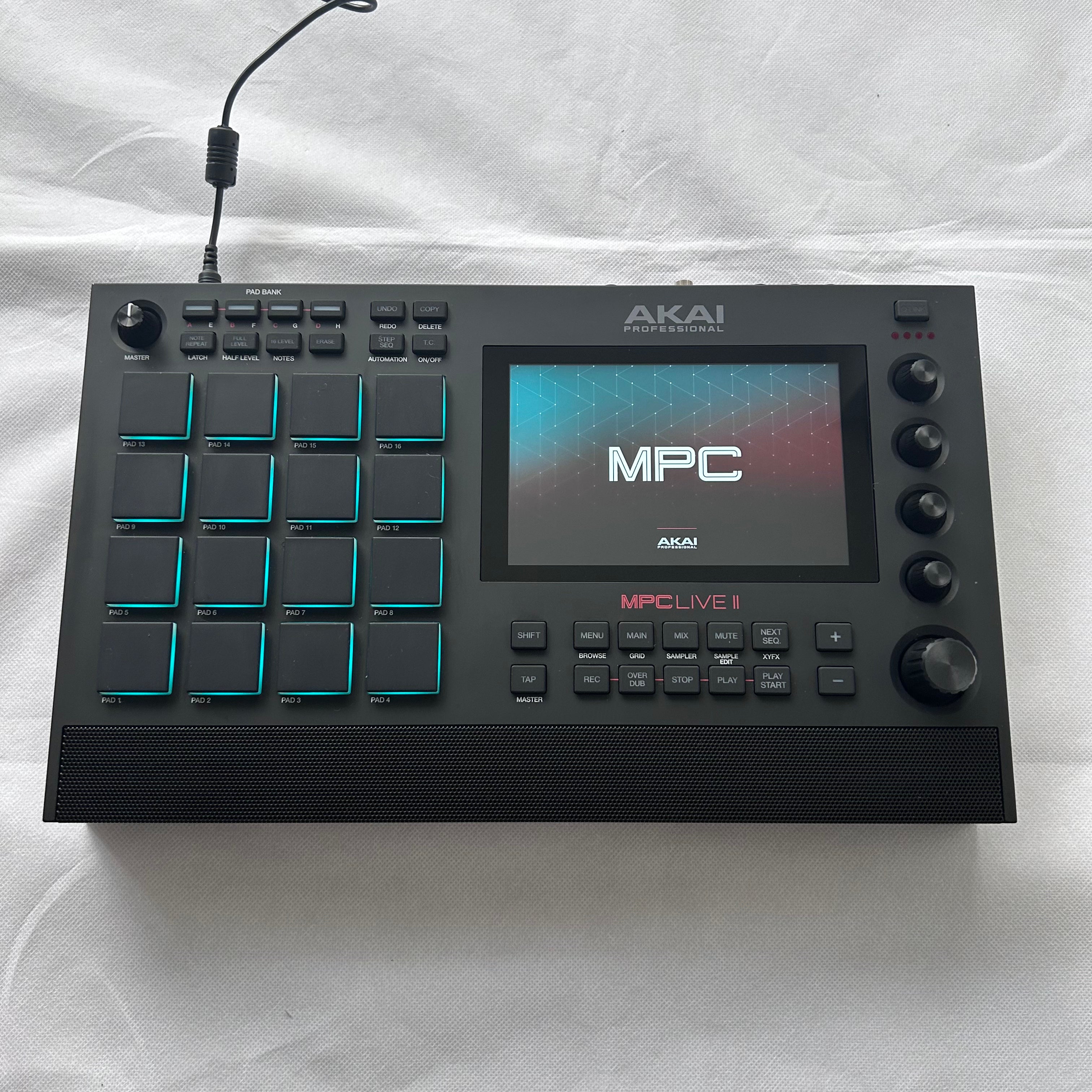 Akai Professional MPC LIVE II - Standalone Music Production Akai Professional MPC LIVE II - Standalone Music Production