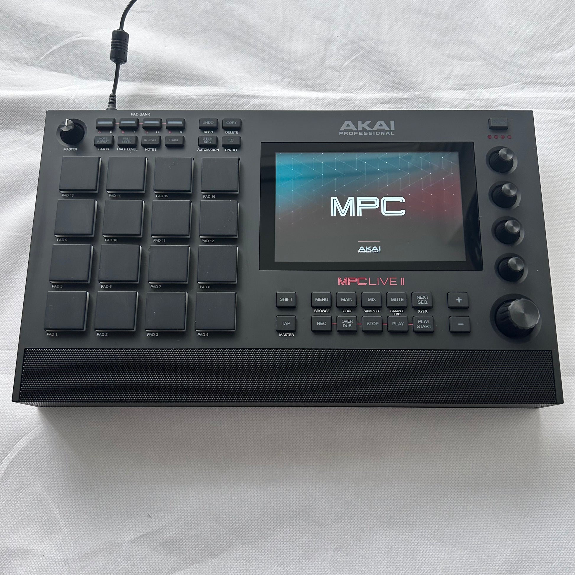 Akai Professional MPC LIVE II - Standalone Music Production Akai Professional MPC LIVE II - Standalone Music Production