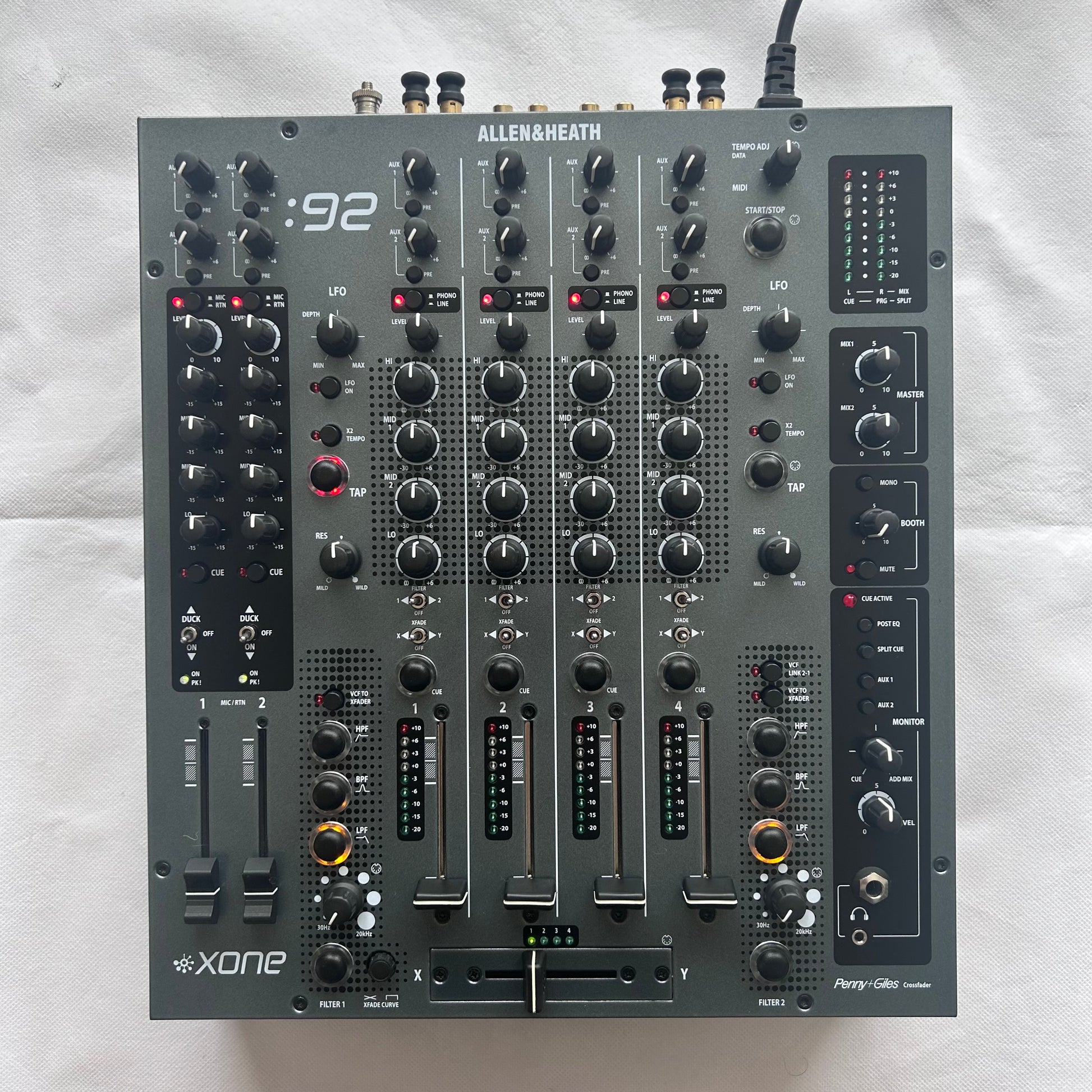 Allen & Heath XONE:92 DJ-микшер — профессиональный 4-канальный микшер — проигрыватель виниловых пластинок