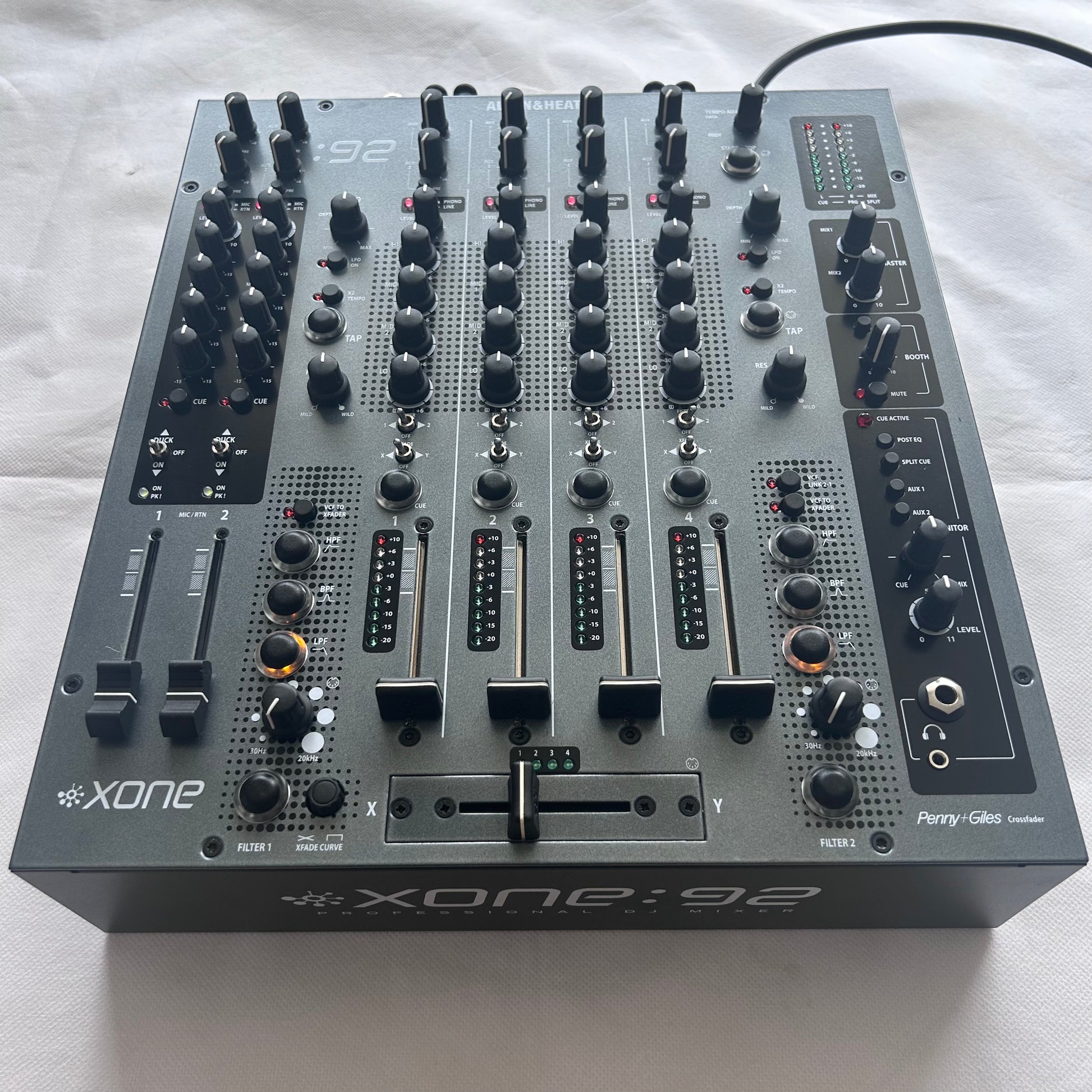 Allen & Heath XONE:92 DJ-микшер — профессиональный 4-канальный микшер — проигрыватель виниловых пластинок