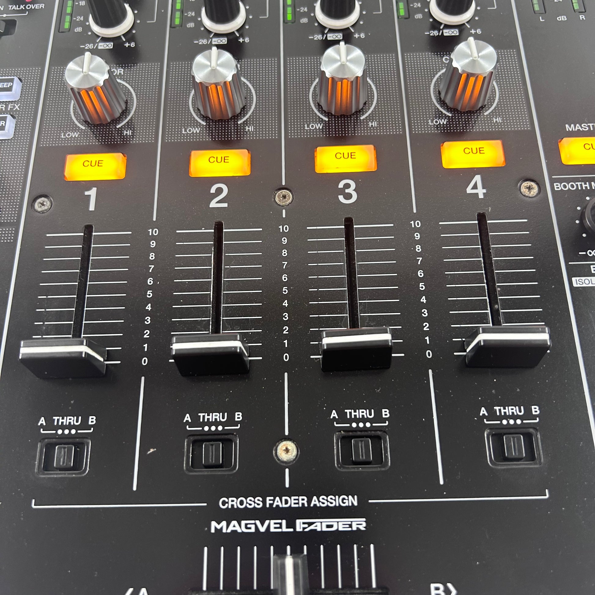 Pioneer DJ DJM 750MK2 — профессиональный 4-канальный DJ-микшер — Turntable Trader