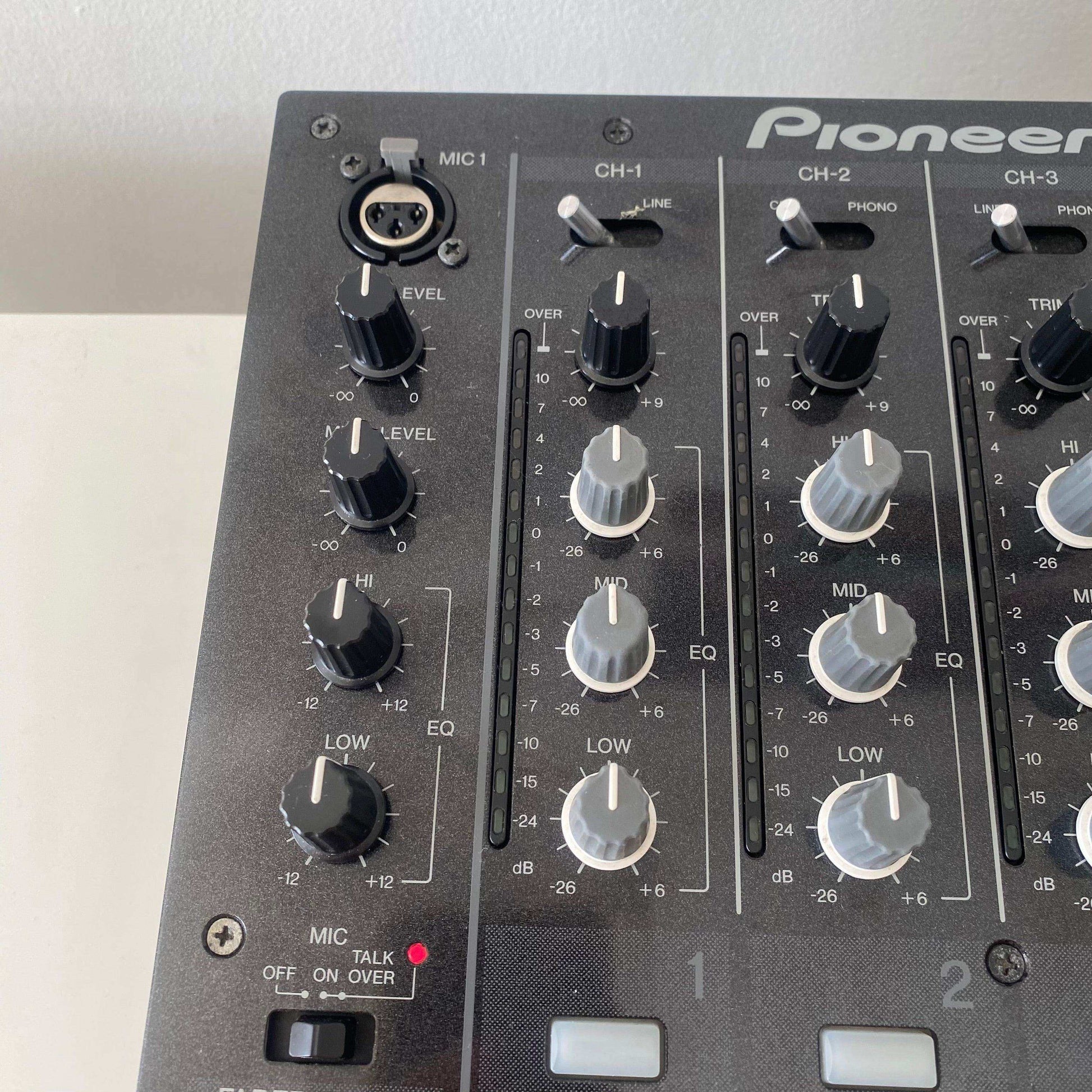 Pioneer DJM-700 - профессиональный 4-канальный DJ-микшер - Проигрыватель виниловых пластинок
