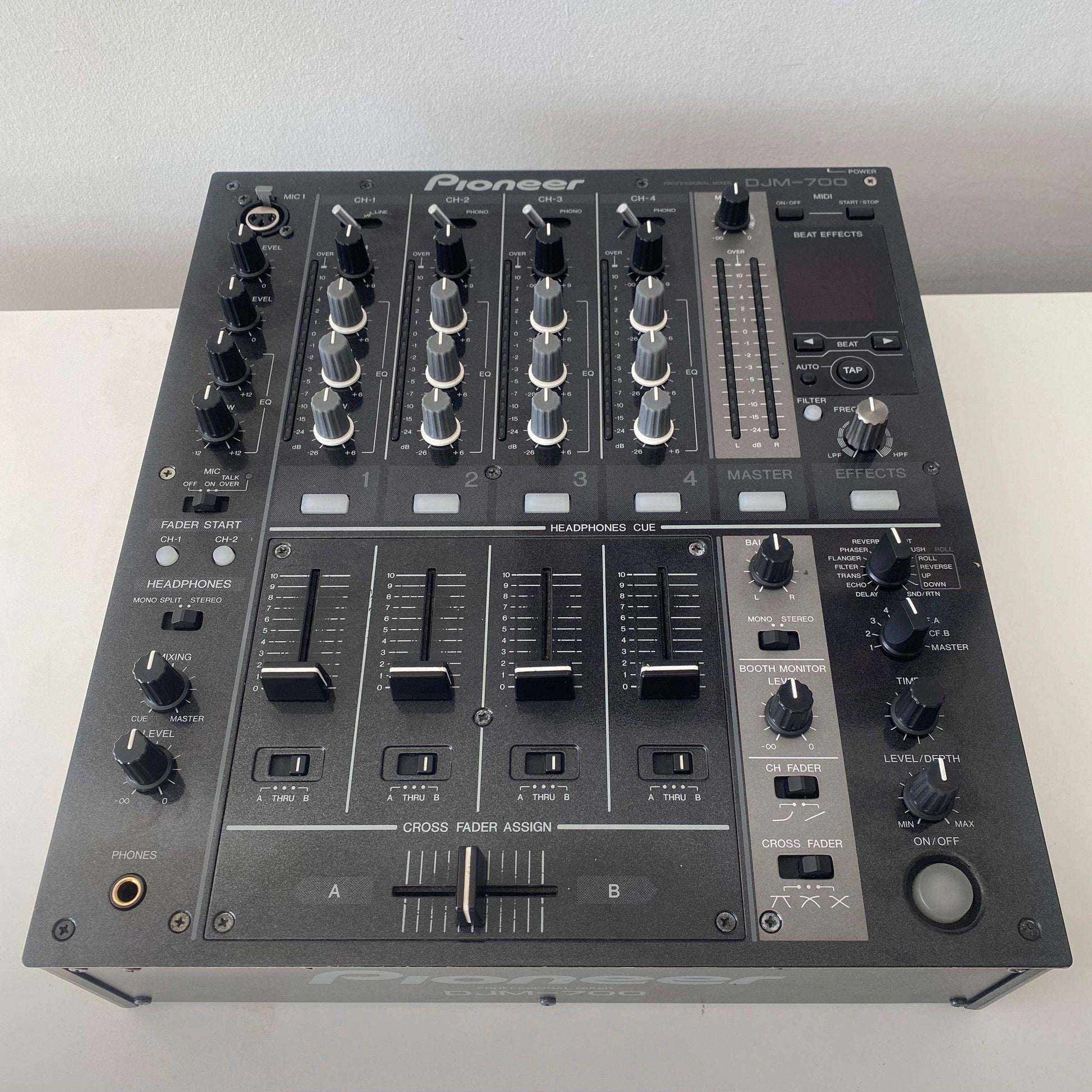 Pioneer DJM-700 - профессиональный 4-канальный DJ-микшер - Проигрыватель виниловых пластинок